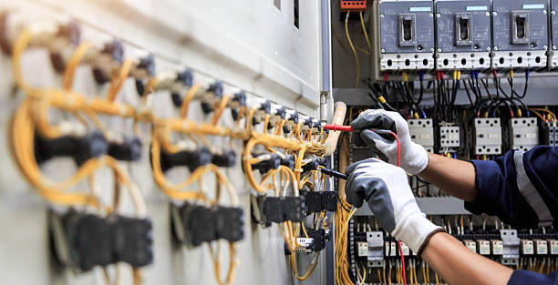 Professional Electrician technician working in Eldridge, IA